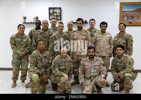 CAMP ARIFJAN, KUWAIT, USA Armeesoldaten, die dem 3. Bataillon, dem 157. Artillerie-Regiment, zugeteilt wurden, feiern das Ende des täglichen Fastens während des Ramadan, indem sie Iftar mit unseren Gastgebernationspartnern Kuwait Land Forces im Camp Arifjan, Kuwait, am 27. April 2022 teilen. Iftar ist die Mahlzeit, um das tägliche Fasten während des Ramadan zu brechen und wird jeden Abend nach Sonnenuntergang abgehalten. Stockfoto