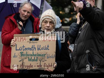 04. Januar 2023, Hessen, Frankfurt/Main: Teilnehmer an einer Kundgebung in Frankfurt demonstrieren für die Erhaltung des Dorfes Lützerath im Braunkohlebergwerk Rhenien. Das Dorf, das seit Jahren von Aktivisten besetzt ist, soll in absehbarer Zeit evakuiert werden. Foto: Boris Roessler/dpa Stockfoto