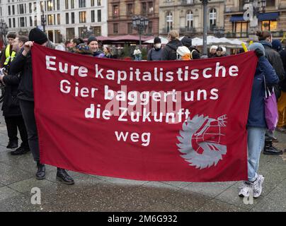 04. Januar 2023, Hessen, Frankfurt/Main: Teilnehmer an einer Kundgebung in Frankfurt demonstrieren für die Erhaltung des Dorfes Lützerath im Braunkohlebergwerk Rhenien. Das Dorf, das seit Jahren von Aktivisten besetzt ist, soll in absehbarer Zeit evakuiert werden. Foto: Boris Roessler/dpa Stockfoto