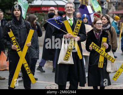 04. Januar 2023, Hessen, Frankfurt/Main: Teilnehmer an einer Kundgebung in Frankfurt demonstrieren für die Erhaltung des Dorfes Lützerath im Braunkohlebergwerk Rhenien. Das Dorf, das seit Jahren von Aktivisten besetzt ist, soll in absehbarer Zeit evakuiert werden. Foto: Boris Roessler/dpa Stockfoto