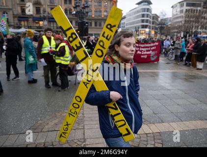 04. Januar 2023, Hessen, Frankfurt/Main: Teilnehmer an einer Kundgebung in Frankfurt demonstrieren für die Erhaltung des Dorfes Lützerath im Braunkohlebergwerk Rhenien. Das Dorf, das seit Jahren von Aktivisten besetzt ist, soll in absehbarer Zeit evakuiert werden. Foto: Boris Roessler/dpa Stockfoto