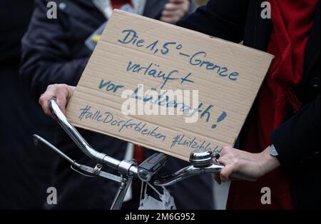 04. Januar 2023, Hessen, Frankfurt/Main: Teilnehmer an einer Kundgebung in Frankfurt demonstrieren für die Erhaltung des Dorfes Lützerath im Braunkohlebergwerk Rhenien. Das Dorf, das seit Jahren von Aktivisten besetzt ist, soll in absehbarer Zeit evakuiert werden. Foto: Boris Roessler/dpa Stockfoto