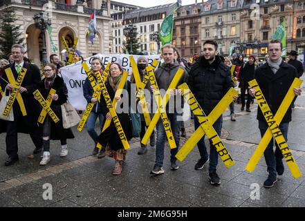 04. Januar 2023, Hessen, Frankfurt/Main: Teilnehmer an einer Kundgebung in Frankfurt demonstrieren für die Erhaltung des Dorfes Lützerath im Braunkohlebergwerk Rhenien. Das Dorf, das seit Jahren von Aktivisten besetzt ist, soll in absehbarer Zeit evakuiert werden. Foto: Boris Roessler/dpa Stockfoto