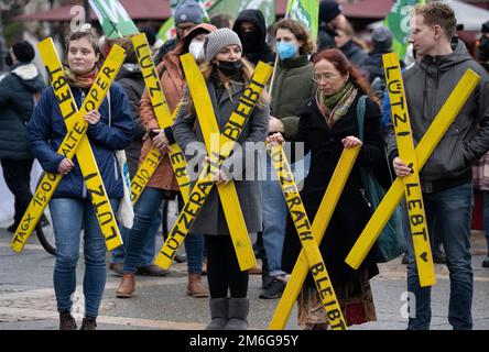 04. Januar 2023, Hessen, Frankfurt/Main: Teilnehmer an einer Kundgebung in Frankfurt demonstrieren für die Erhaltung des Dorfes Lützerath im Braunkohlebergwerk Rhenien. Das Dorf, das seit Jahren von Aktivisten besetzt ist, soll in absehbarer Zeit evakuiert werden. Foto: Boris Roessler/dpa Stockfoto