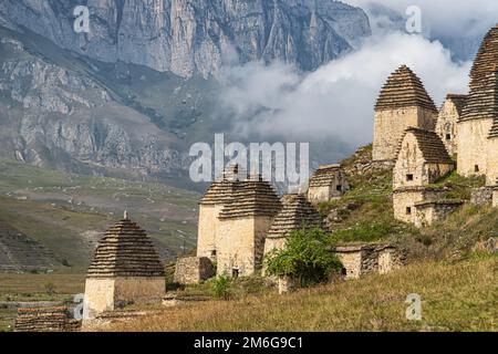 Die Stadt der Toten ist ein Ort der Begräbnis von Vorfahren im Kaukasus in speziellen Krypten mit zwei- und vierteiligen Dächern Stockfoto