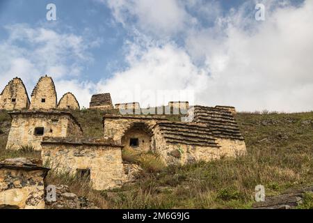 Die Stadt der Toten ist ein Ort der Begräbnis von Vorfahren im Kaukasus in speziellen Krypten mit zwei- und vierteiligen Dächern Stockfoto