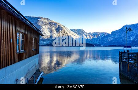 Wunderschönes Stadtbild der besonderen Stadt Hallstatt in Österreich Salzkammergut verschneite Winterberge und See und hölzerne Details Stockfoto