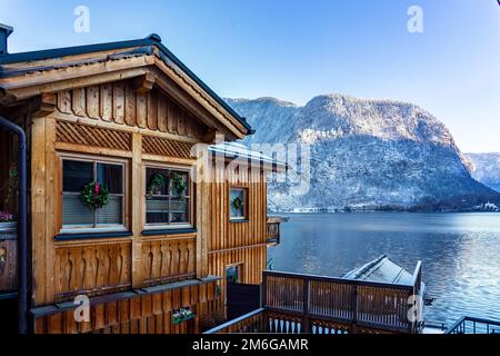 Wunderschönes Stadtbild der besonderen Stadt Hallstatt in Österreich Salzkammergut verschneite Winterberge und See und hölzerne weihnachtsdetails. Stockfoto