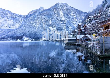 Wunderschönes Stadtbild der besonderen Stadt Hallstatt in Österreich Salzkammergut verschneite Winterberge und See und hölzerne Details Stockfoto