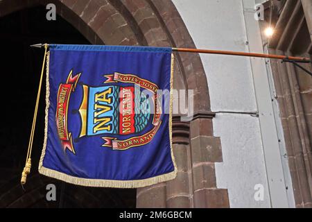 Wolverhampton & District Normandy Veterans Association Flag, in St. Peter's Collegiate Church, Lich Gate, Queen Square Wolverhampton, WV1 1TS Stockfoto