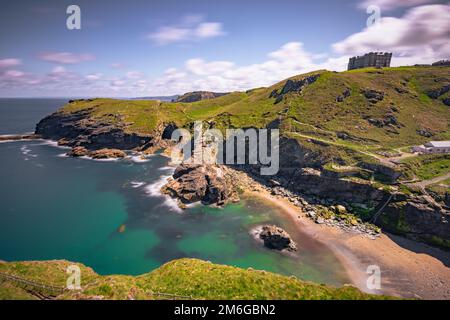 Tintagel - Mai 30 2022: Die legendäre antike Stadt Tintagel in Cornwall, England. Stockfoto