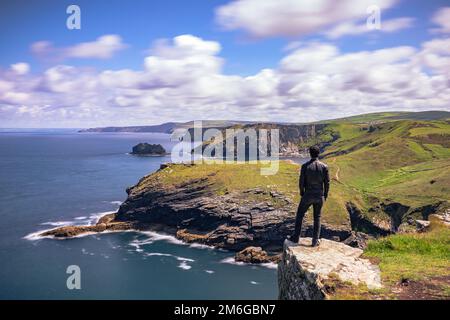 Tintagel - Mai 30 2022: Die legendäre antike Stadt Tintagel in Cornwall, England. Stockfoto