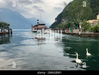 Alte Gebäude im Hafen des riva del garda Sees Stockfoto