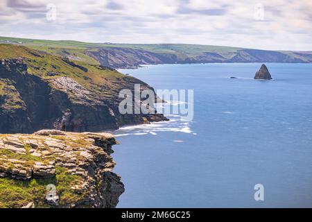 Tintagel - Mai 30 2022: Die legendäre antike Stadt Tintagel in Cornwall, England. Stockfoto