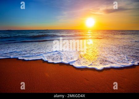 Wunderschönes Sonnenuntergangsmeer und tropischer Strand Stockfoto