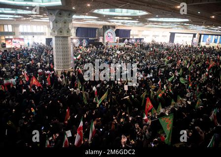 Teheran, Iran. 03. Januar 2023. Eine Feier anlässlich des Jubiläums des verstorbenen Generals der Revolutionsgarde Qassem Soleimani, der 2020 bei einem US-Drohnenangriff in der Imam Khomeini-Moschee in Teheran, Iran, am Dienstag, den 3. Januar 2023 im Irak getötet wurde. (Foto: Sobhan Farajvan/Pacific Press/Sipa USA) Guthaben: SIPA USA/Alamy Live News Stockfoto