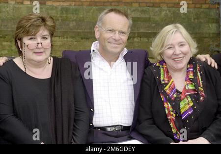 Dossierfoto des Schriftstellers Jeffrey Archer vor der Oxford Union Debatting Chamber in Oxford vom 1. Oktober 4/2001 mit Jenny Murray (links) und Fay Weldon für eine Debatte mit Raymond Blanc über den Stand der englischen Sprache. Der Autor Fay Weldon, bekannt für Werke wie das Leben und die Liebe Einer Teufelsfrau und Praxis, ist im Alter von 91 Jahren gestorben. Der Schriftsteller, Dramatiker und Drehbuchautor hat mehr als 30 Romane sowie Kurzgeschichten und Stücke für Fernsehen, Radio und die Bühne geschrieben. Ausgabedatum: Mittwoch, 4. Januar 2023. Stockfoto