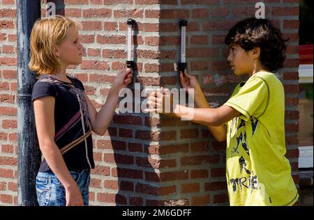 Netherlands, children watch the temperature in the shade and in the sun Stockfoto