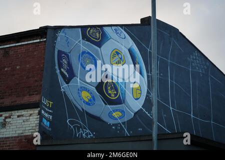 Leeds, Großbritannien. 04. Januar 2023. Allgemeiner Blick auf ein Wandbild von Leeds United in der Nähe des Elland Road Stadium vor dem Premier League-Spiel Leeds United vs West Ham United in Elland Road, Leeds, Großbritannien, 4. Januar 2023 (Foto von James Heaton/News Images) in Leeds, Großbritannien, am 1./4. Januar 2023. (Foto: James Heaton/News Images/Sipa USA) Guthaben: SIPA USA/Alamy Live News Stockfoto