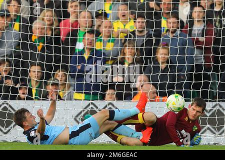 Michael McGovern aus Norwich City spart Geld, um Lee Frecklington aus Rotherham United - Norwich City gegen Rotherham United, Sky Bet Championship, Carrow Road, Norwich - 15. Oktober 2016 zu leugnen. Stockfoto