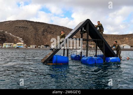 US-amerikanische Mitglieder der Combined Joint Task Force – Horn of Africa (CJTF-HOA) nehmen am 27. April 2022 in Arta Range, Dschibuti, am French Desert Commando (FDCC) Teil. Seit 2015 laden die in Dschibuti (FFDJ) stationierten französischen Streitkräfte US-Mitglieder mit CJTF-HOA ein oder entsandten sie nach Camp Lemonnier, um an dem Kurs teilzunehmen. Mitglieder der CJTF HOA bilden regelmäßig aus und arbeiten mit Verbündeten, Partnern und Regierungsorganisationen zusammen, um gemeinsame Anstrengungen zur Verbesserung der Sicherheit und des Wohlstands in Ostafrika zu Unternehmen. Stockfoto