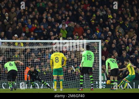 Robbie Brady aus Norwich City erzielt einen Elfmeter über Matt Doherty von Wolverhampton Wanderers hinaus, also 2-1 – Norwich City gegen Wolverhampton Wanderers, Sky Bet Championship, Carrow Road, Norwich – 21. Januar 2017. Stockfoto