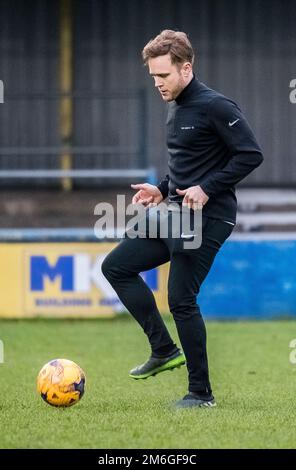 Der Popstar Olly Murs sieht am Samstagnachmittag sein Team Coggeshall Town beim Spiel der King's Lynn Town Reserves in der Thurlow Nunn League. Bild: Matthew Usher. Stockfoto