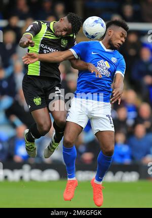 Greg Leigh von Bury gewinnt einen Titel gegen Shaquile Couldurst von Peterborough United – Peterborough United gegen Bury, Sky Bet League One, ABAX Stadium, Peterborough – 8. Oktober 2016. Stockfoto