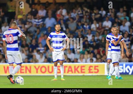 Jordan Cousins of Queens Park Rangers und seine Mannschaftskameraden warten auf den Start, wenn sie die 0-2 runter fahren - Queens Park Rangers gegen Newcastle United, Sky Bet Championship, Loftus Road, London - 13. September 2016. Stockfoto