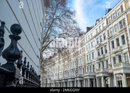 London - Terrassenstraße mit exklusiven Kensington Townhouses in SW5 South West London Stockfoto