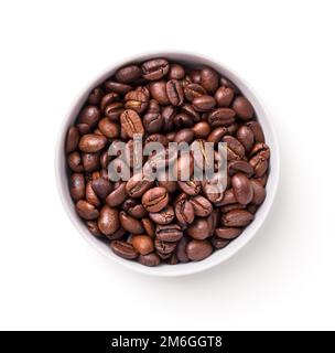 Geröstete Kaffeebohnen In White Bowl, Isoliert Stockfoto
