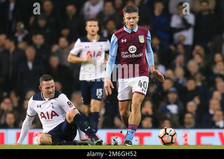 Vincent Janssen von Tottenham Hotspur greift Jack Grealish von Aston Villa an - Tottenham Hotspur gegen Aston Villa, FA Cup dritte Runde, White Hart Lane, London - 8. Januar 2017. Stockfoto