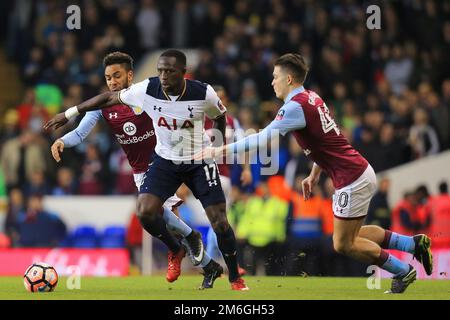 Moussa Sissoko von Tottenham Hotspur steht unter Druck von Jack Grealish von Aston Villa - Tottenham Hotspur V Aston Villa, FA Cup dritte Runde, White Hart Lane, London - 8. Januar 2017. Stockfoto