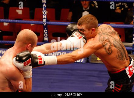 Boxer kämpfen in York Hall London während der Undercard von Ian Napa von England gegen Carmelo Ballone von Belgien um den Titel des European Bantamweight Stockfoto