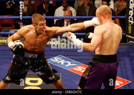 Boxer kämpfen in York Hall London während der Undercard von Ian Napa von England gegen Carmelo Ballone von Belgien um den Titel des European Bantamweight Stockfoto