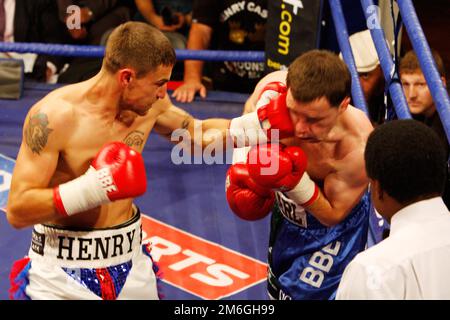 Boxer kämpfen in York Hall London während der Undercard von Ian Napa von England gegen Carmelo Ballone von Belgien um den Titel des European Bantamweight Stockfoto