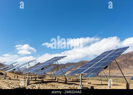 Solarkraftwerk auf Hochebene vor blauem Himmel Stockfoto