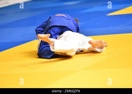 Zwei Mädchen judoka im Kimono konkurrieren auf dem Tatami Stockfoto