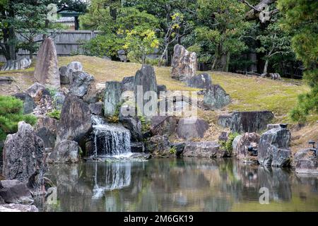 Wunderschöner japanischer Garten im Schloss Nijo in Kyoto Stockfoto