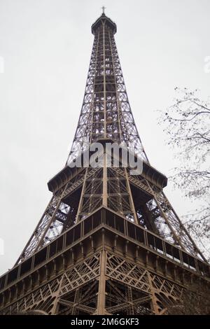 Blick auf den Eiffelturm von unten an einem kalten Wintertag Stockfoto