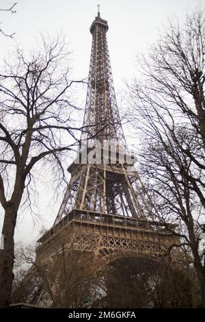 Blick auf den Eiffelturm von unten an einem kalten Wintertag Stockfoto