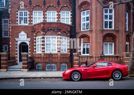 London - Dezember 2022: Roter Ferrari Roma-Wagen parkt auf der eleganten Kensington Street Stockfoto