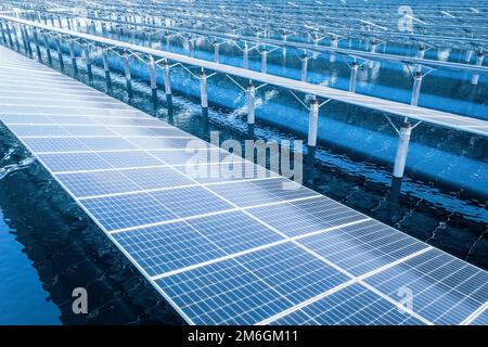 Photovoltaik-Kraftwerk, Nahaufnahme auf Wasser Stockfoto