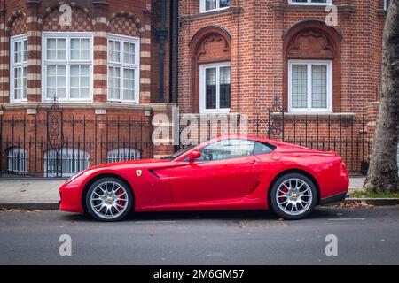 London - Dezember 2022: Roter Ferrari Roma-Wagen parkt auf der eleganten Kensington Street Stockfoto