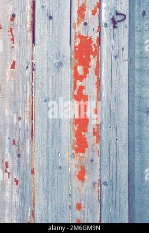 Alter Gefleckter Zaun. Holzwand mit veralteter Farbe. Speicherplatz kopieren. Platz für Text. Vertikal Stockfoto