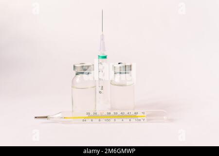 Verschiedene medizinische Geräte, Thermometer, Ampullen, Pipetten, Medikamente, Tabletten, Kapseln, Spray, Pflaster, Spritze, Fläschchen auf weißem Hintergrund. Medizin, Stockfoto