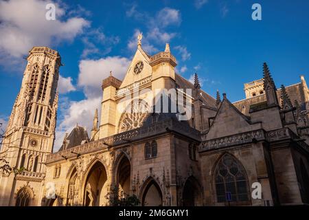 Gotische Kirche Saint-Germain-l'Auxerrois - schönes katholisches Gebäude in der Nähe des Louvre - Paris, Frankreich Stockfoto