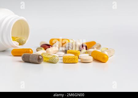 Tablettenflasche mit Vitaminen und Nahrungsergänzungsmitteln isoliert auf weißem Hintergrund. Wellness-, Gesundheits- und Ernährungskonzept. Stockfoto