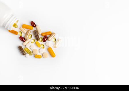 Tablettenflasche mit Vitaminen und Nahrungsergänzungsmitteln isoliert auf weißem Hintergrund. Wellness-, Gesundheits- und Ernährungskonzept. Stockfoto