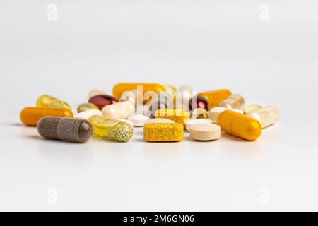 Varietät von Vitaminen und Nahrungsergänzungsmitteln, isoliert auf weißem Hintergrund. Wellness-, Gesundheits- und Ernährungskonzept. Stockfoto